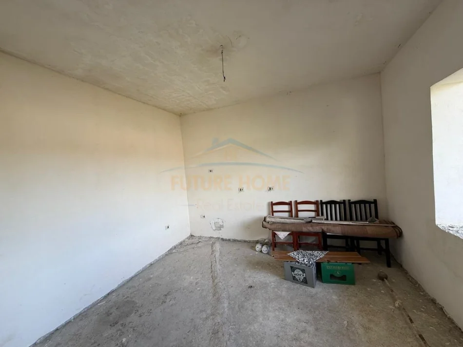 Vlore, shitet shtepi 2+1+Ballkon Kati 0, 393 m² 160.000 € (Topana)