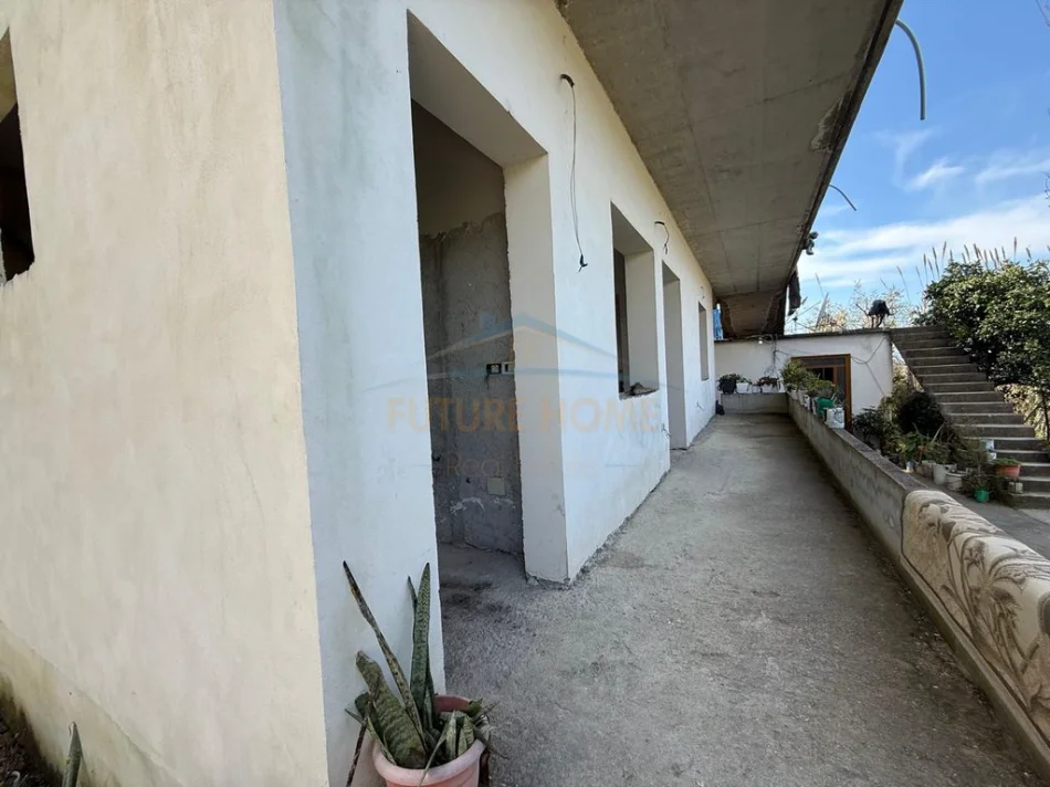 Vlore, shitet shtepi 2+1+Ballkon Kati 0, 393 m² 160.000 € (Topana)