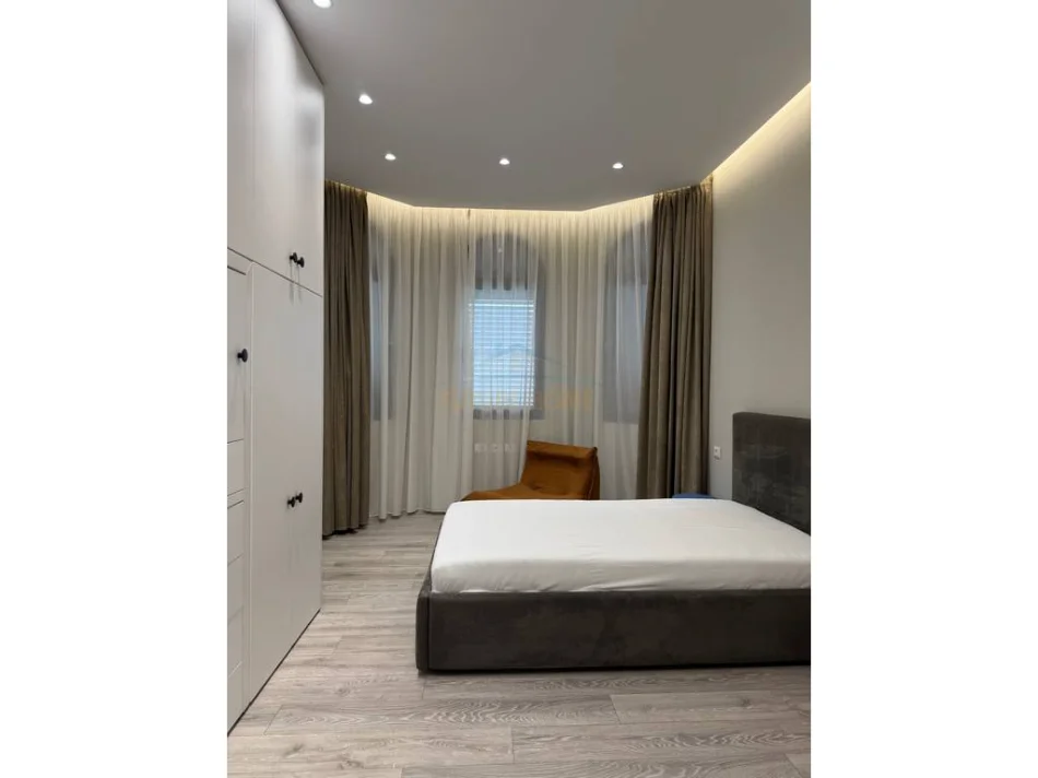 Tirane, shitet Vile Kati 0, 700 m² 2.000.000 € (Liqeni i Thate)