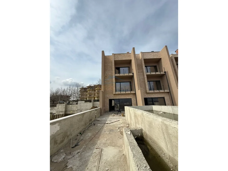 Tirane, shitet Vile 4+1+Ballkon Kati 0, 450 m² 475.000 € 