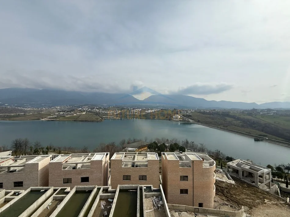 Tirane, shitet Vile 4+1+Ballkon Kati 0, 450 m² 475.000 € 