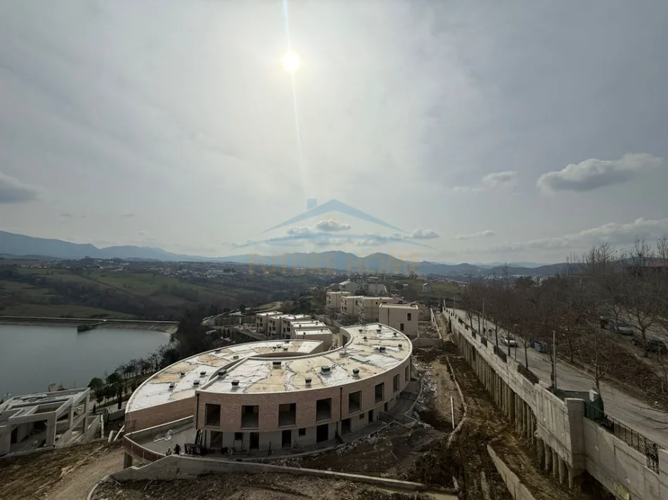 Tirane, shitet Vile 4+1+Ballkon Kati 0, 450 m² 475.000 € 