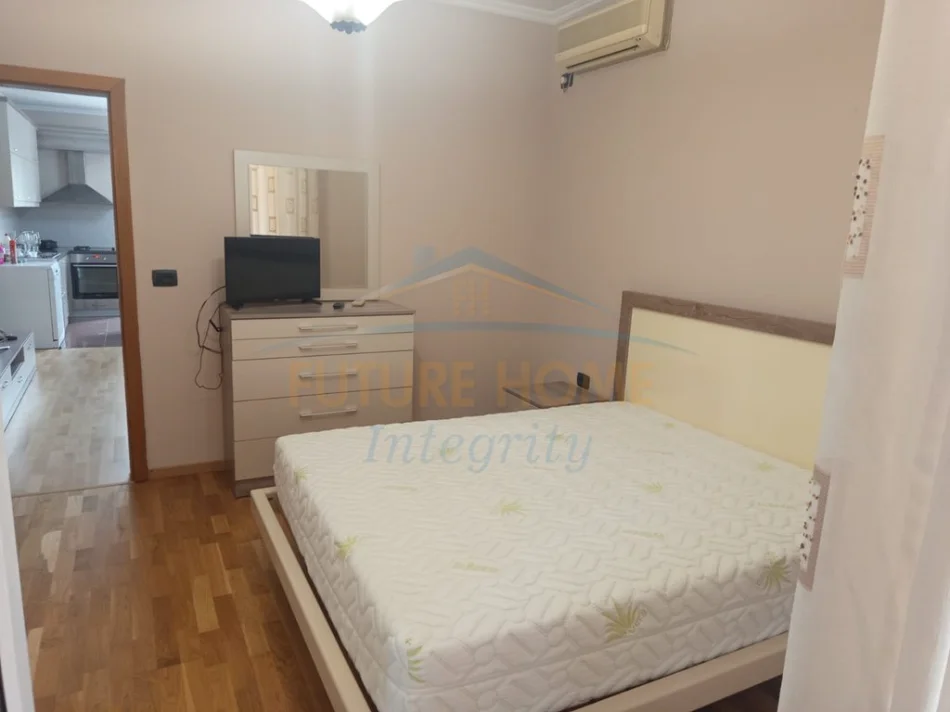 Tirane, jepet me qera apartament 1+1 Kati 3, 65 m² 630 € (Rruga Hoxha Tahsim)