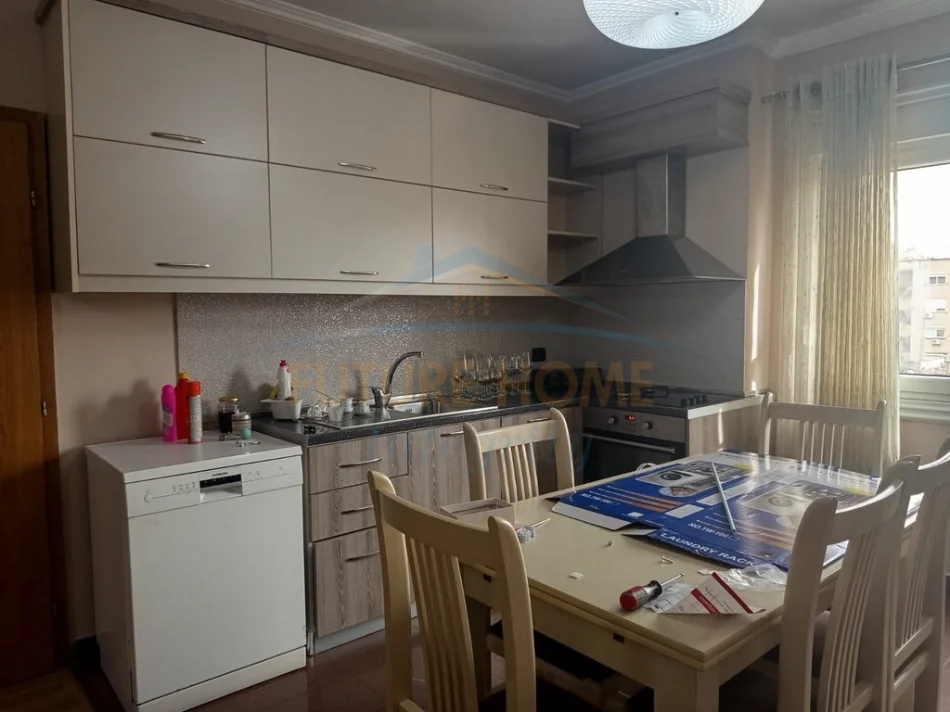Tirane, shitet apartament 1+1 Kati 3, 65 m² 