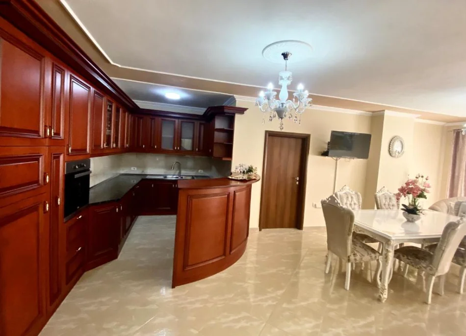 Pogradec, shitet apartament 2+1 Kati 9, 102 m² 240.000 € (Pogradec)