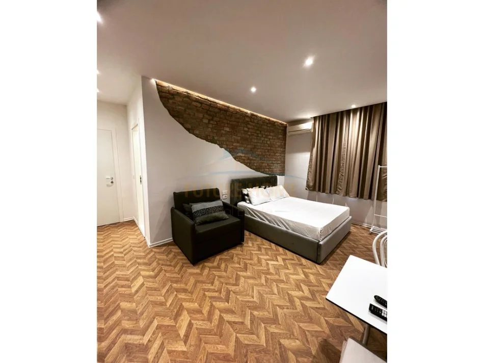 Tirane, jepet me qera apartament Kati 2, 1.500 € (Komuna e Parisit)