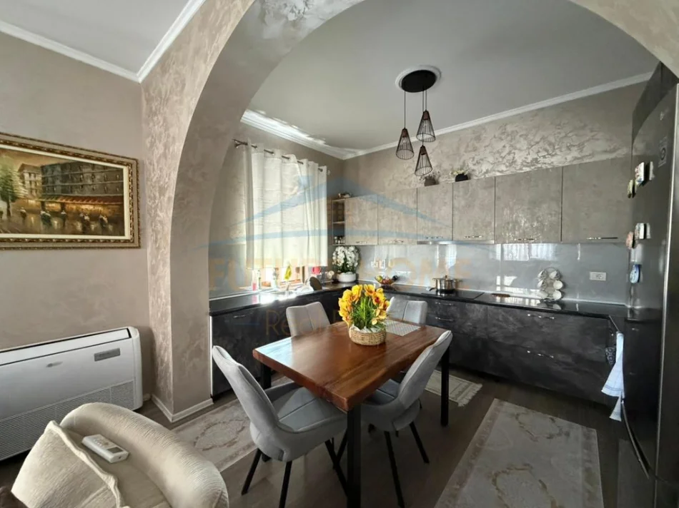 Tirane, shitet Vile 3 Katshe , 509 m² 330.000 € (Prush)