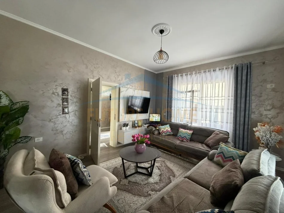 Tirane, shitet Vile 3 Katshe , 509 m² 330.000 € (Prush)