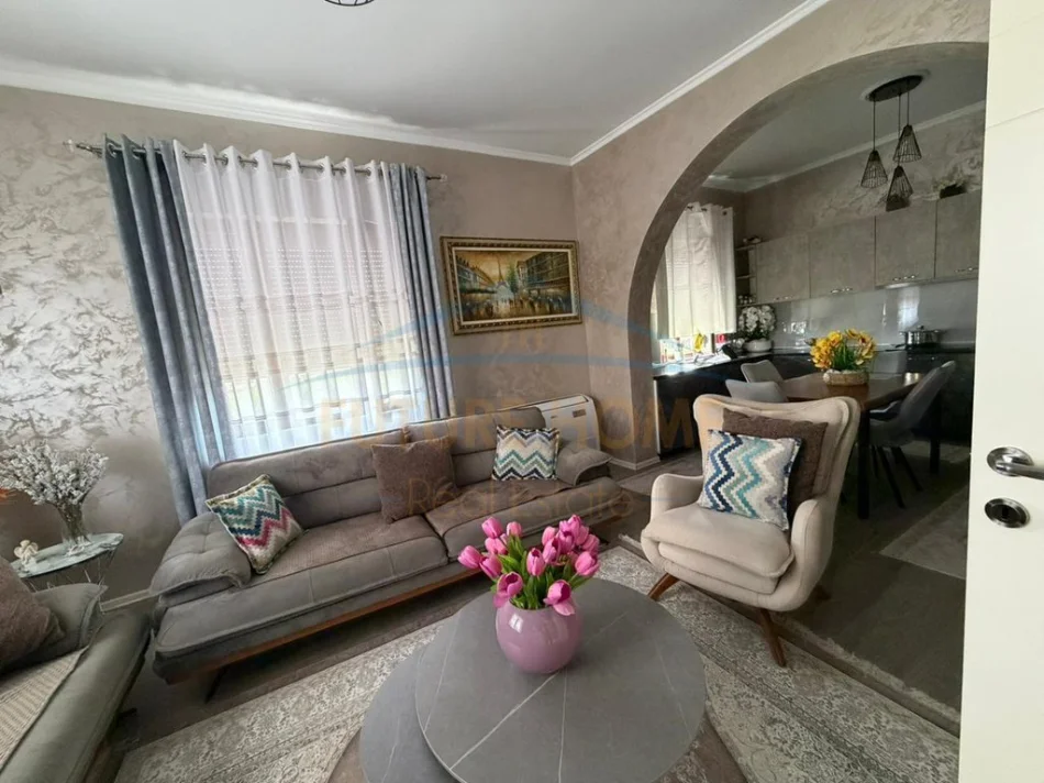 Tirane, shitet Vile 3 Katshe , 509 m² 330.000 € (Prush)