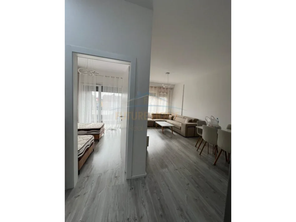 Tirane, jepet me qera apartament 2+1+Ballkon Kati 1, 86 m² 600 € (Kompleksi Henke)