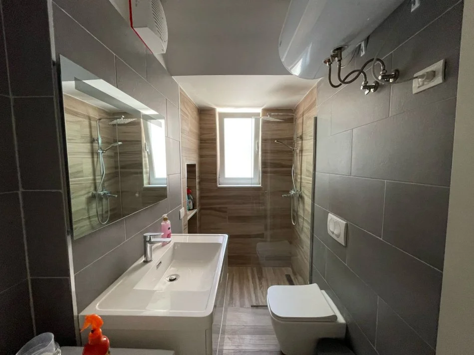 jepet me qera apartament 2+1 i mobiluar tek rr.e durresit