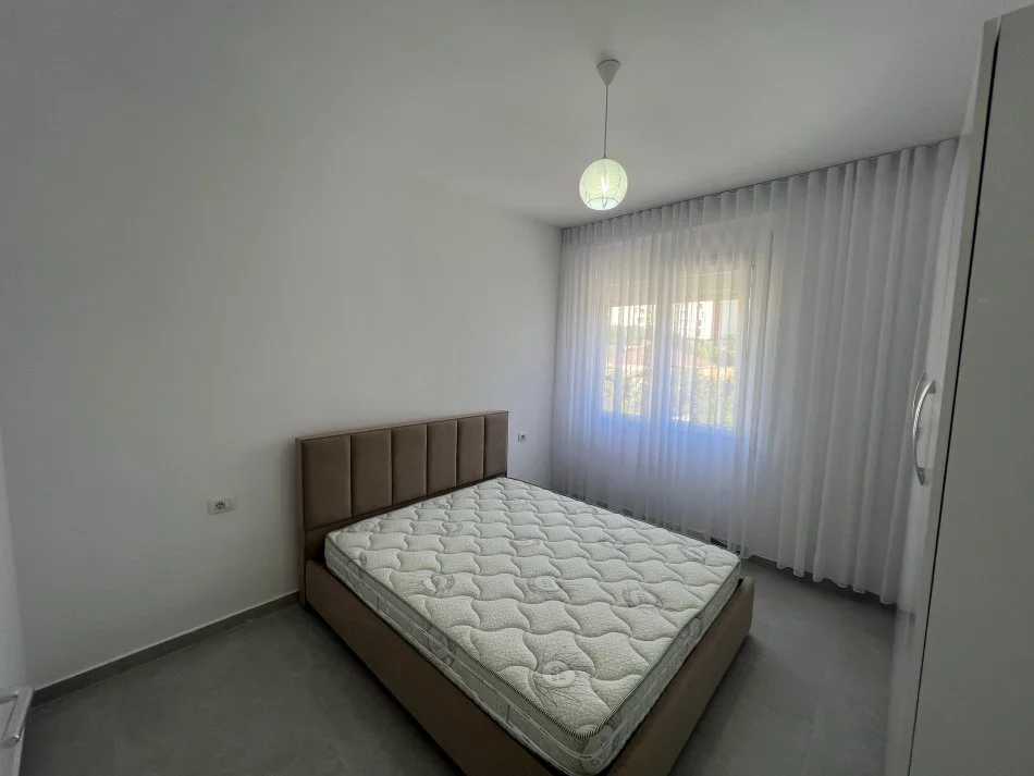 Tirane, jepet me qera apartament 2+1 Kati 1, 95 m² 600 € (Rruga 5 Maj)