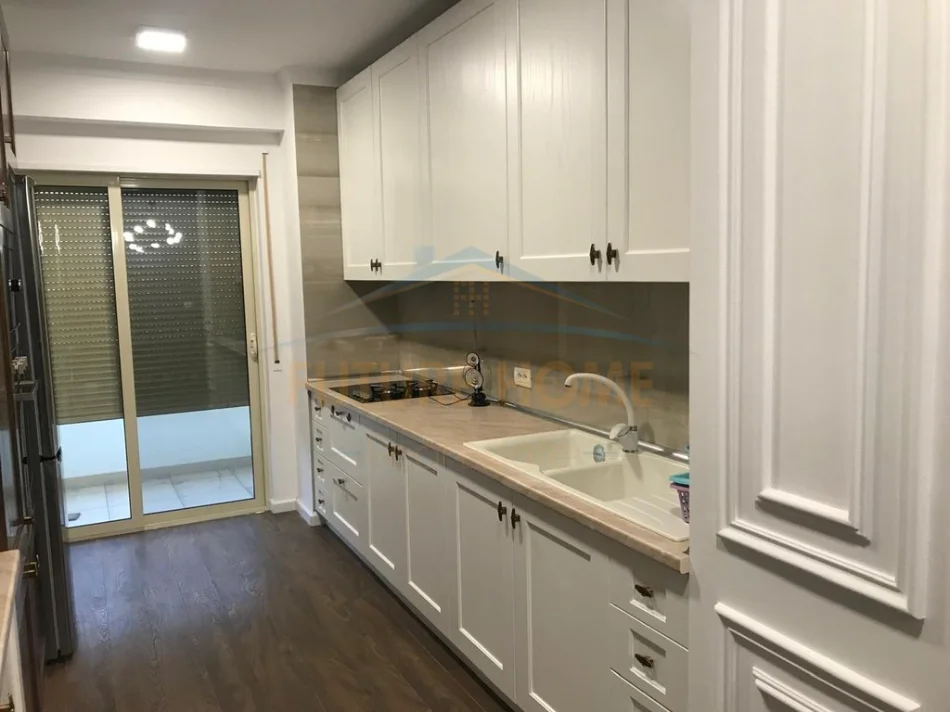 Durres, shitet apartament 3+1 Kati 8, 126 m² 210.000 € (Lagjia 12, Durrës)