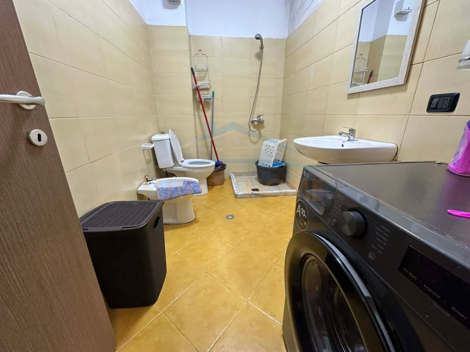 Tirane, jepet me qera apartament 1+1 Kati 4, 65 m² 420 € (Yzberisht)