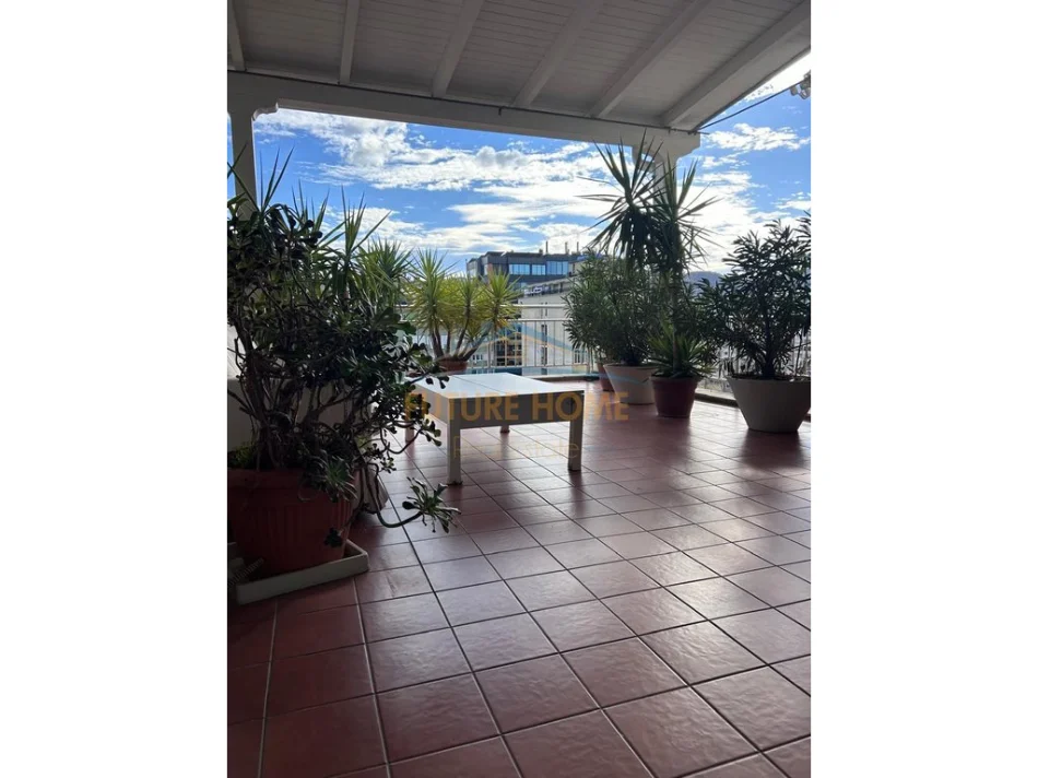 Tirane, shitet apartament 2+1+Ballkon Kati 10, 197 m² 600.000 € (Bllok)