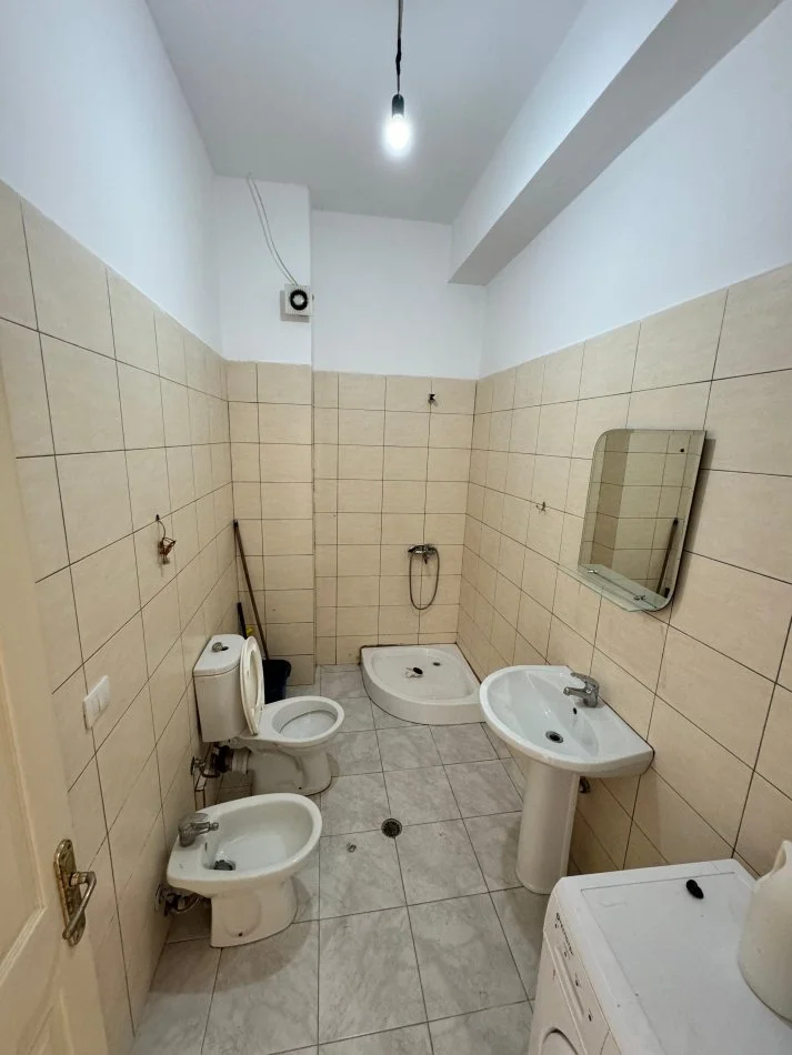 Tirane, shitet apartament 2+1 Kati 1, 131 m² 140.000 € (Unaza e Re)