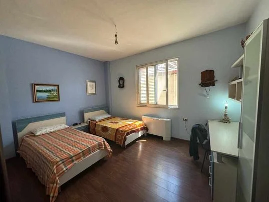 Disponojme Vile 3-kateshe per qera,Varri i Bamit,Una39822