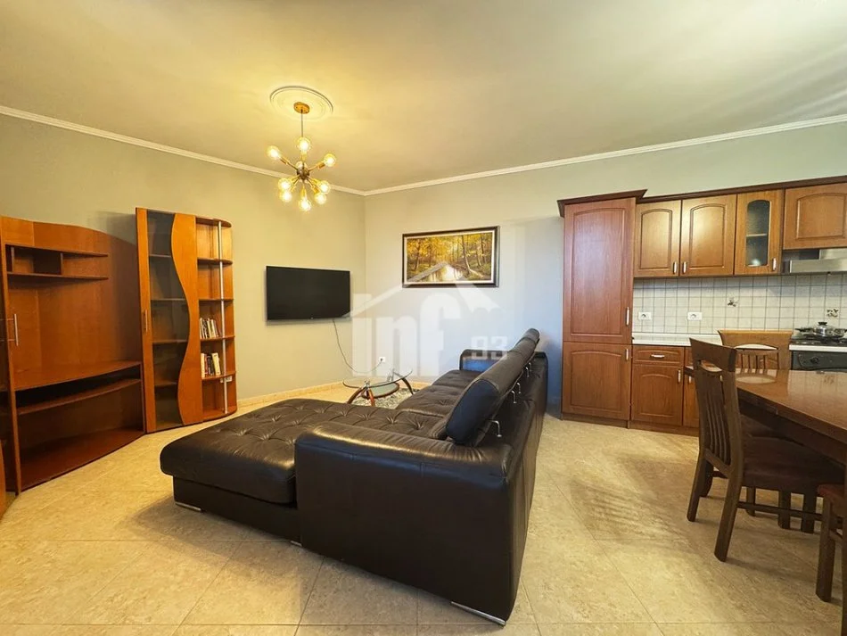 Tirane, jepet me qera apartament 1+1 Kati 7, 68 m² 580 € (TE SELVIA, PRANE QENDRES DHE PAZARIT TE RI)