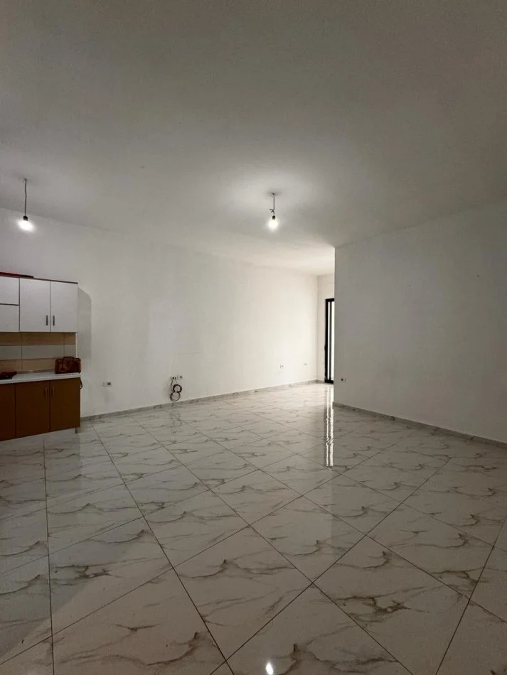Tirane, jepet me qera apartament 1+1+Ballkon Kati 2, 70 m² 400 € (bulevardi migjeni yzberisht)