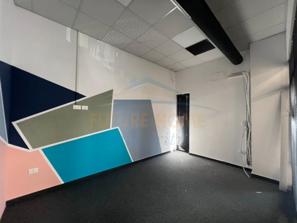 Tirane, jepet me qera ambjent biznesi Kati 1, 191 m² 2.200 € (Farmacia 10)