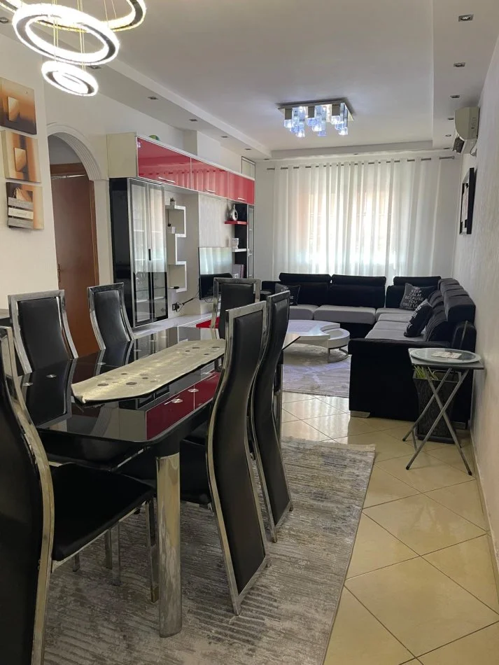 Tirane, jepet me qera apartament 2+1+Ballkon Kati 4, 450 € (Kthesa e Kamzes)