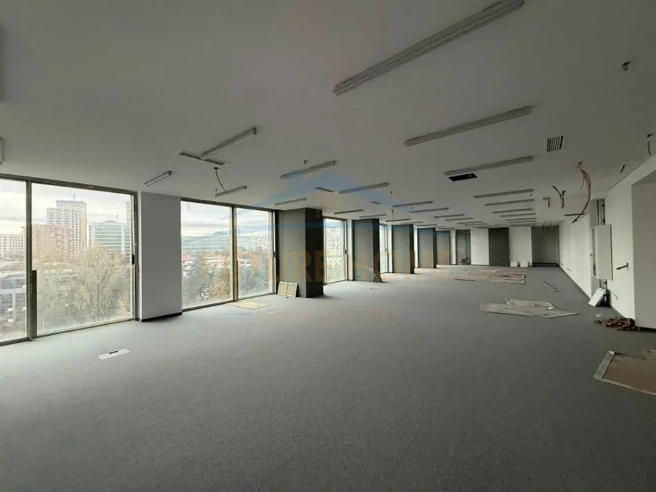Tirane, jepet me qera zyre , 1.568 m² 39.225 € (Downtown One)
