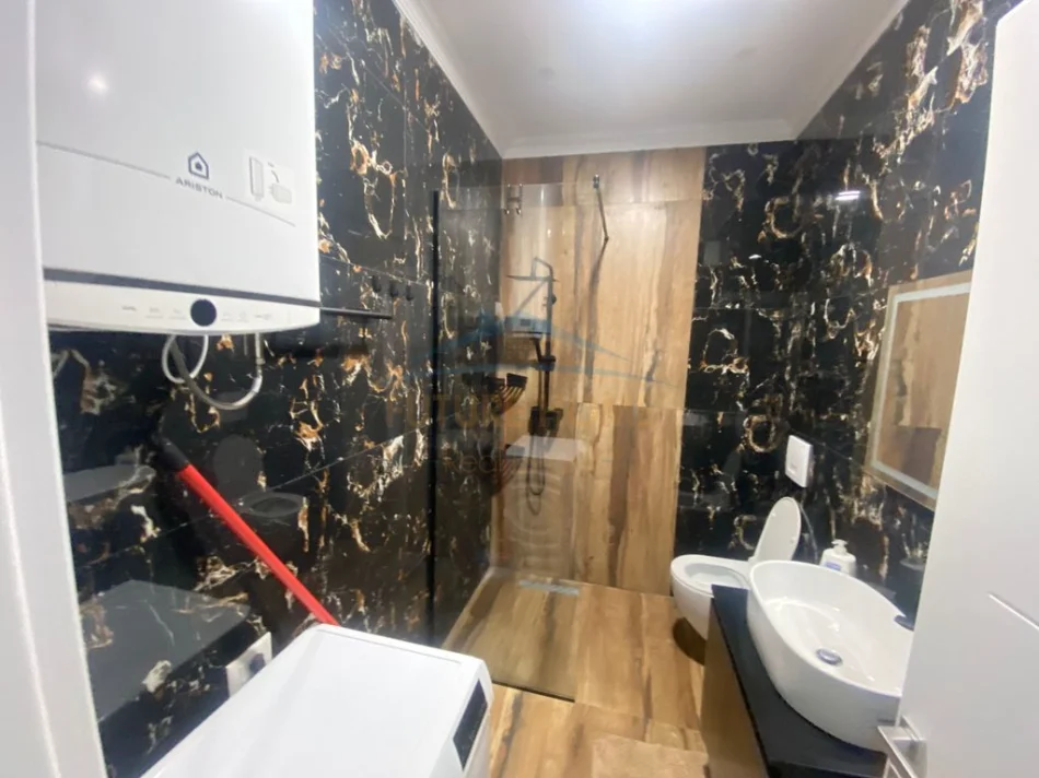 Tirane, jepet me qera apartament 2+1 Kati 1, 100 m² 900 € (Rruga Riza Cerova)