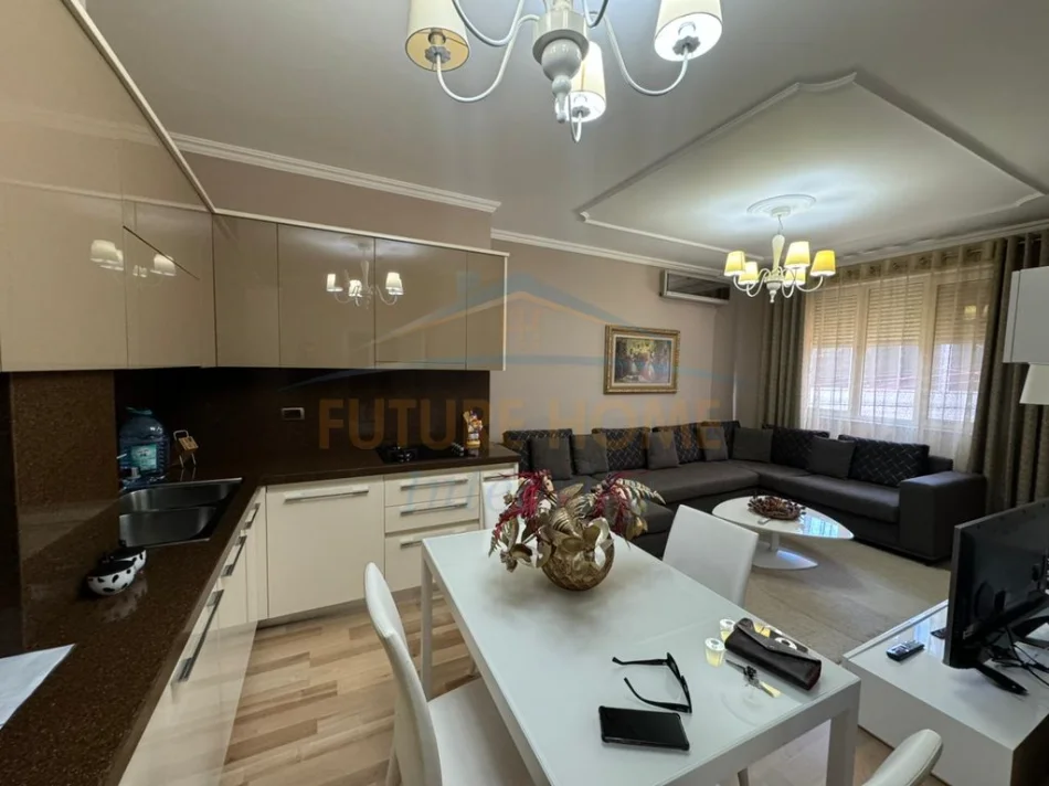 Tirane, jepet me qera apartament 2+1+Ballkon Kati 2, 90 m² 650 € (Tregu Elektrik)