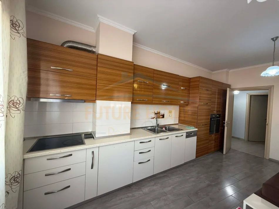 Tirane, jepet me qera apartament 2+1 Kati 7, 110 m² 450 € (Prane njesise administrative,Unaza e Re)