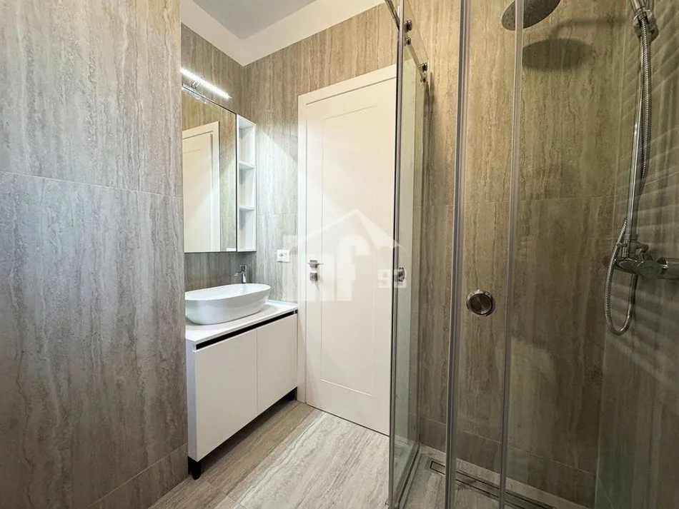 Tirane, jepet me qera apartament 1+1 Kati 7, 68 m² 580 € (TE SELVIA, PRANE QENDRES DHE PAZARIT TE RI)