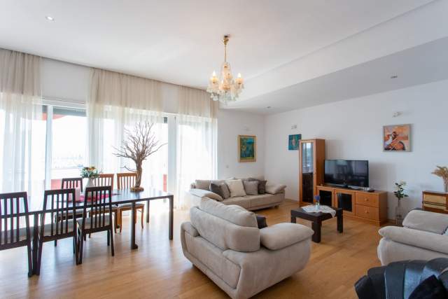 Tirane, jepet me qera apartament 2+1 Kati 7, 180 m² 2.000 Euro (Liqeni artificial)