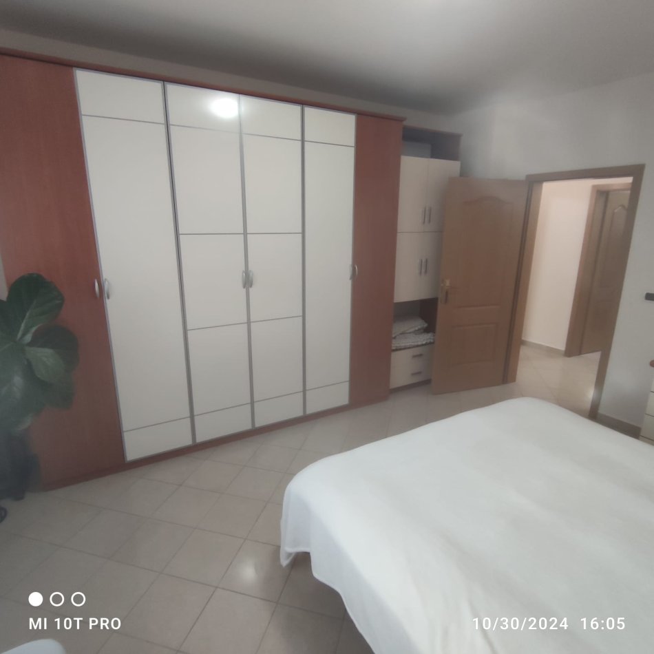 Tirane, jepet me qera apartament 2+1 Kati 10, 1.000 € (Bllok)