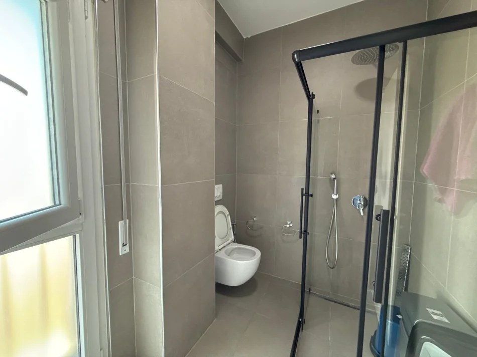 Tirane, jepet me qera apartament 2+1+Ballkon Kati 8, 110 m² 700 € (Rruga e Dibres)