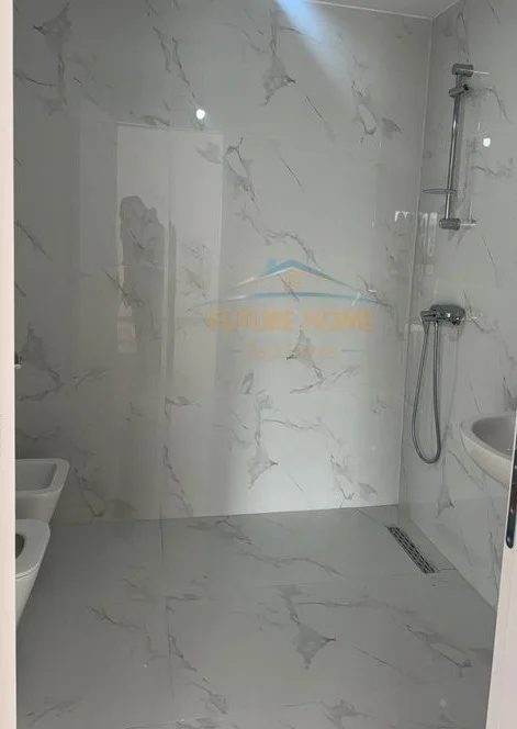 Tirane, jepet me qera apartament 2+1+Ballkon Kati 5, 118 m² 700 € (Akses Tirana)