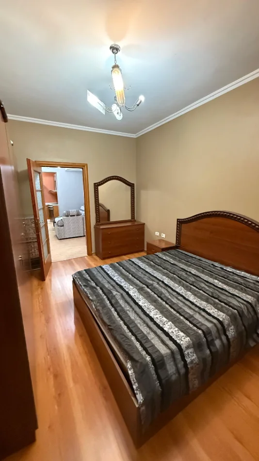 Tirane, jepet me qera apartament 1+1 Kati 1, 65 m² 550 € (Garda)