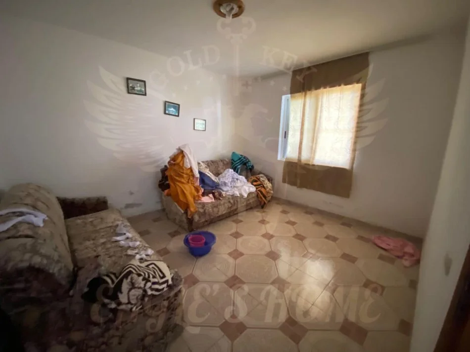 Shitet Shtepi Private 
• 1 Katshe 
• Siperfaqe Trualli 191 Metra
• Siperfaqe Ndertimi 112 Metra
• Dokumentacion i rregullt hipotekor
• Shtepia Perbehet nga tre dhoma gjumi, guzhin soxhorno e perbashket dhe tualet. Shtepia eshte e rrethuar me mure te brendshem te rregullt.
🏡Lagja 7,Ish repart ushta