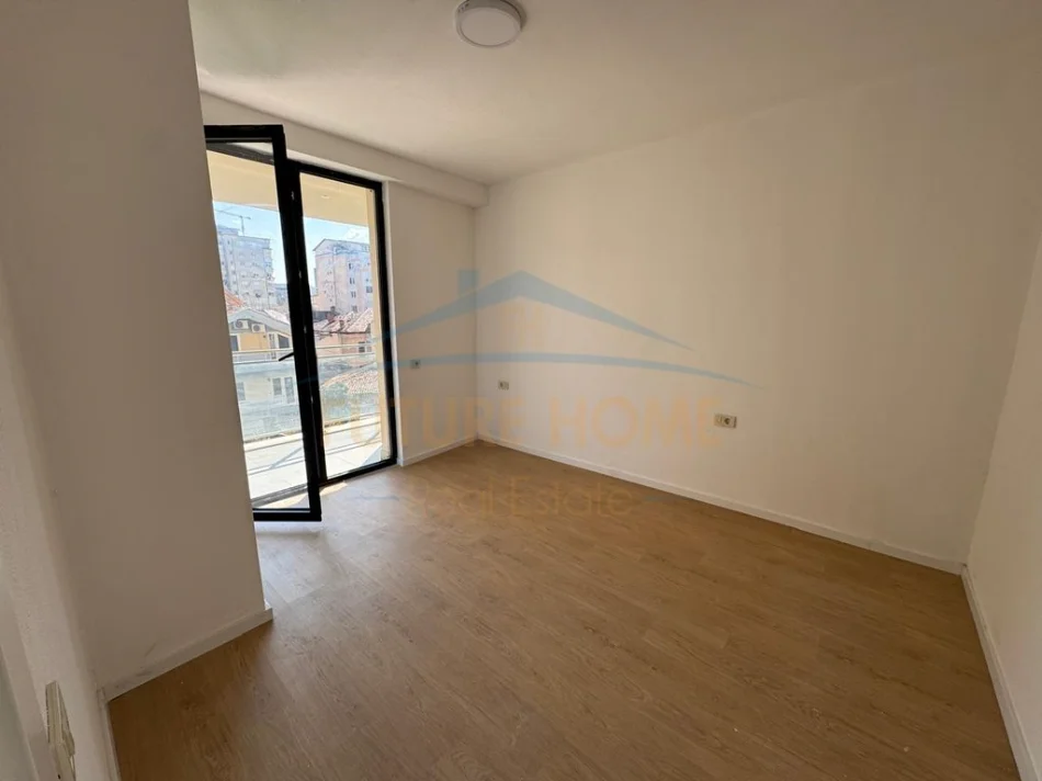 Tirane, jepet me qera ambjent biznesi Kati 1, 70 m² 600 € (Mine Peza)