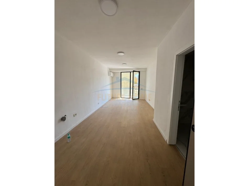 Tirane, jepet me qera ambjent biznesi Kati 1, 70 m² 600 € (Mine Peza)
