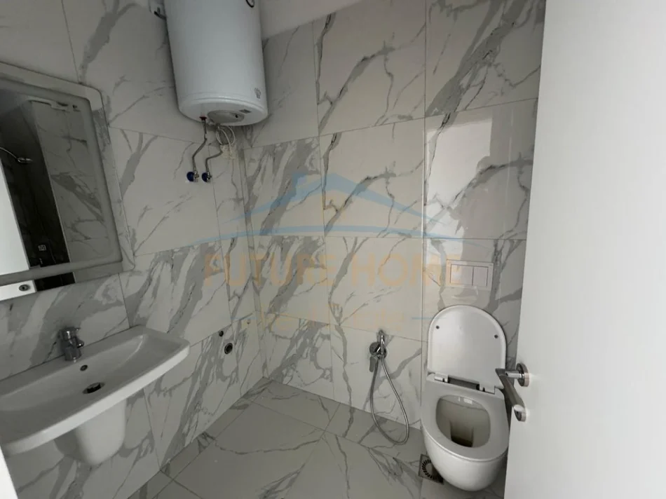 Tirane, jepet me qera ambjent biznesi Kati 1, 70 m² 600 € (Mine Peza)