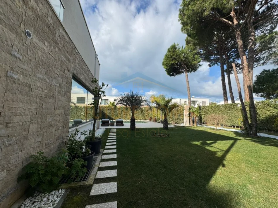 Durres, shitet Vile ne plazh 3+1 Kati 0, 660 m² 990.000 € (Gjiri i Lalzit)