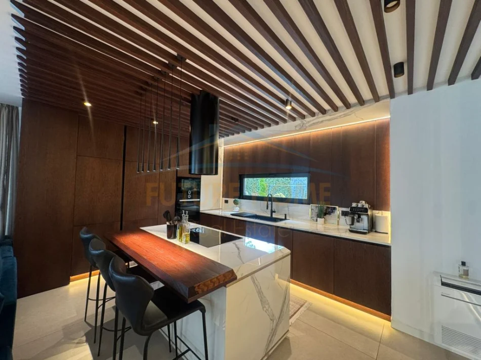 Durres, shitet Vile ne plazh 3+1 Kati 0, 660 m² 990.000 € (Gjiri i Lalzit)