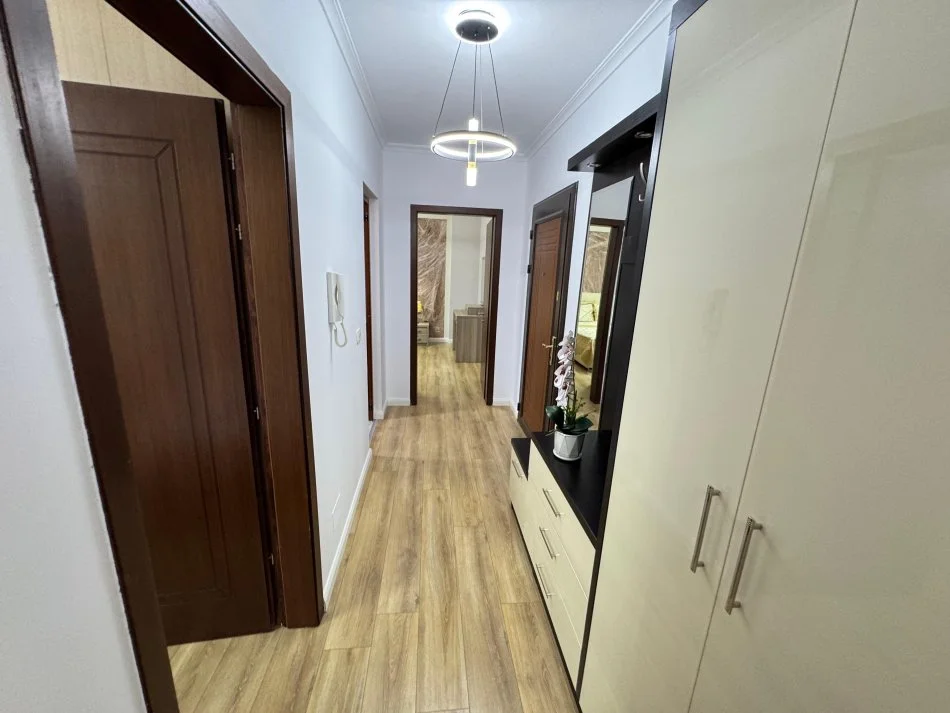 Tirane, shitet apartament 2+1 Kati 4, 101 m² 147.000 € (Kombinat)