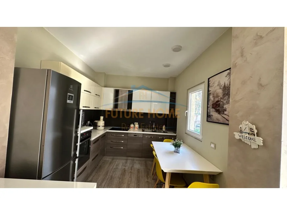 Tirane, jepet me qera apartament 2+1 , 97 m² 750 € (Selite)