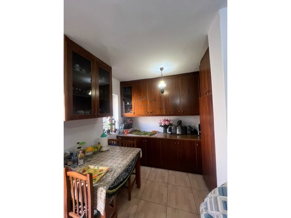 Tirane, shitet apartament 3+1+Ballkon Kati 3, 85 m² 185.000 € (Stacioni i Trenit)