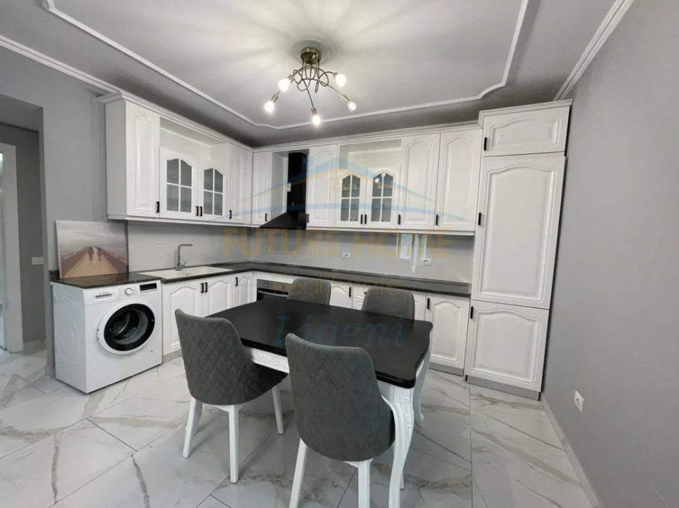 Tirane, jepet me qera apartament 2+1+Ballkon Kati 3, 88 m² 1.200 € (Sheshi Willson)