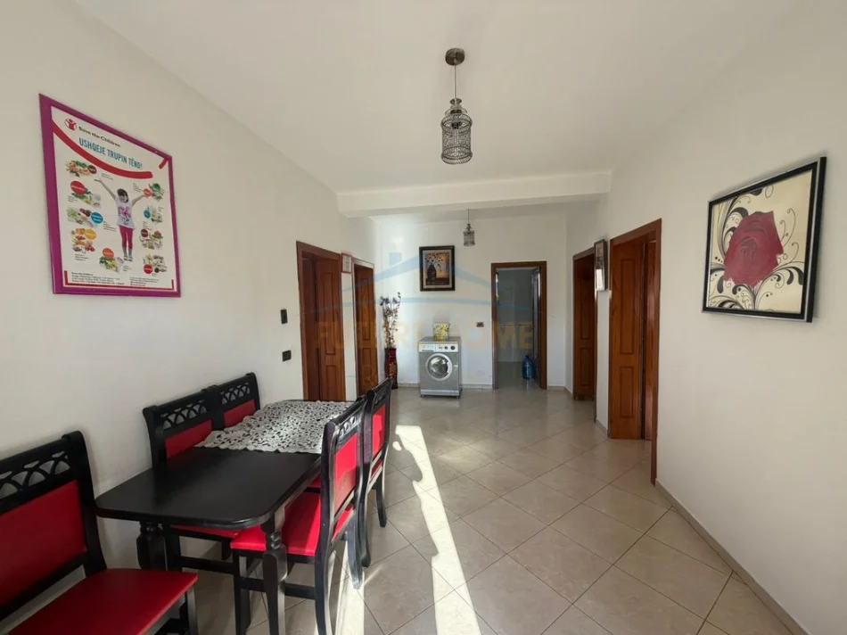 Tirane, jepet me qera shtepi 2+1+Aneks+Ballkon Kati 2, 110 m² 420 € 
