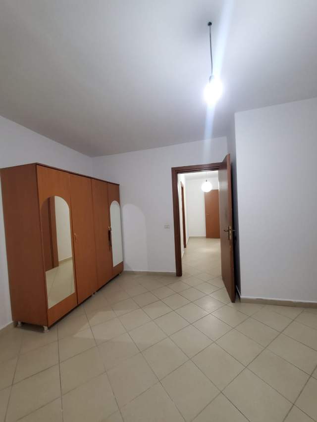 Tirane, jepet me qera apartament 2+1 Kati 4, 140 m² 300 Euro (Sotir Caci)