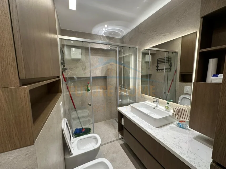 jepet me qera apartament 1+1+Ballkon Kati 4, 65 m² 850 € (Rruga Him Kolli)