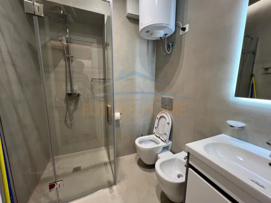 Shitet, Apartament 2+1+2+Post Parkimi, Ali Demi, Tiranë.