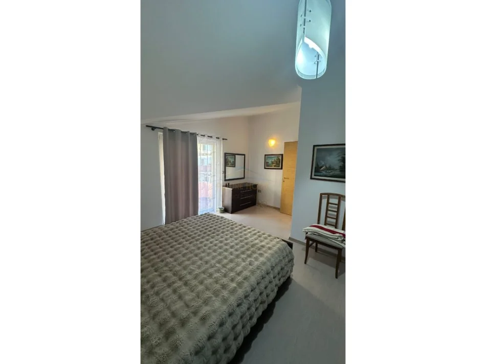Tirane, jepet me qera apartament 3+1 Kati 2, 144 m² 1.100 € (Rruga Bill Klinton)